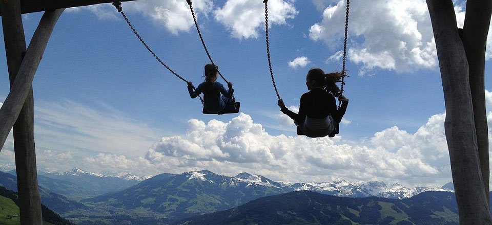 kinderen schommelen niederau wildschonau tourismus