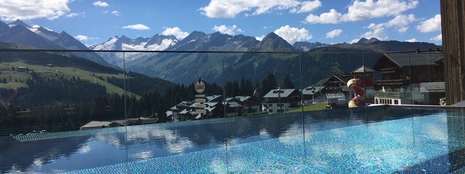 hotel alpenwelt resort konigsleiten infinity pool uitzicht bergen (2)