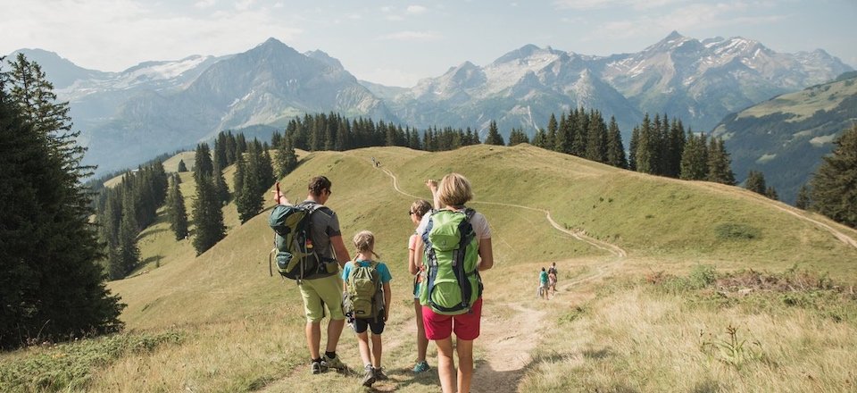 wandelen bergdorp gstaad kanton bern berner oberland zwitserland tourismus gstaad