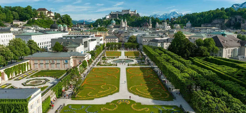 uitzicht stad tuinen mirabelplatz salzburg salzburgtourismus